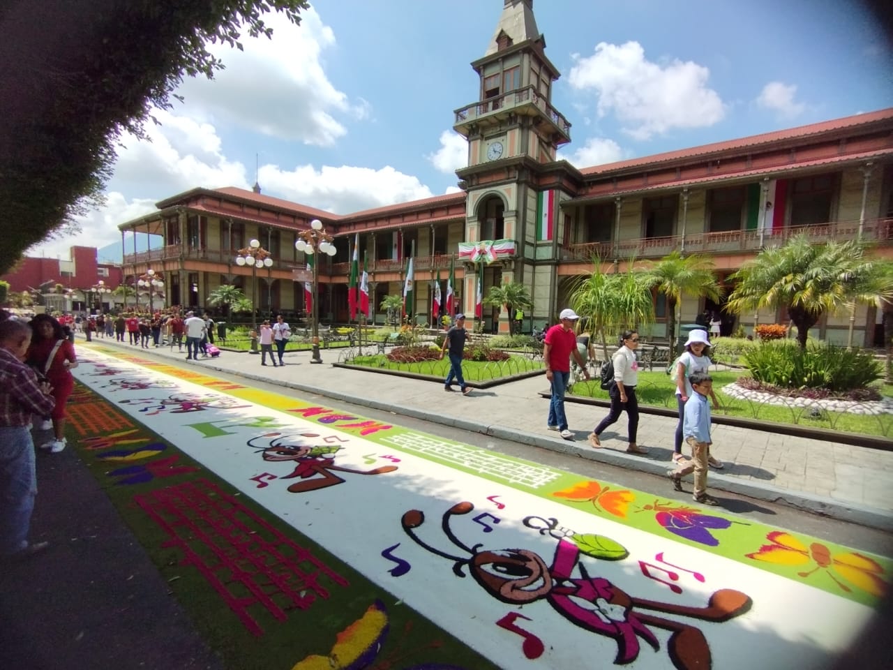 Este domingo el tradicional tapete de aserrín de artesanos de Huamantla en Orizaba Pueblo Mágico