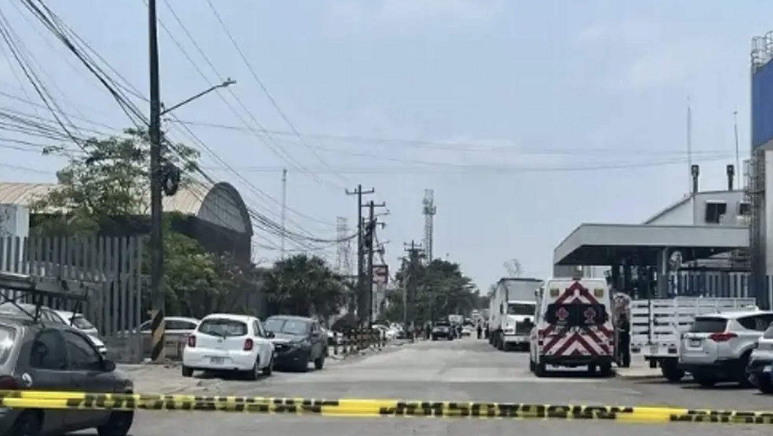 Policía auxiliar lesionada por caída de portón en Ciudad Industrial