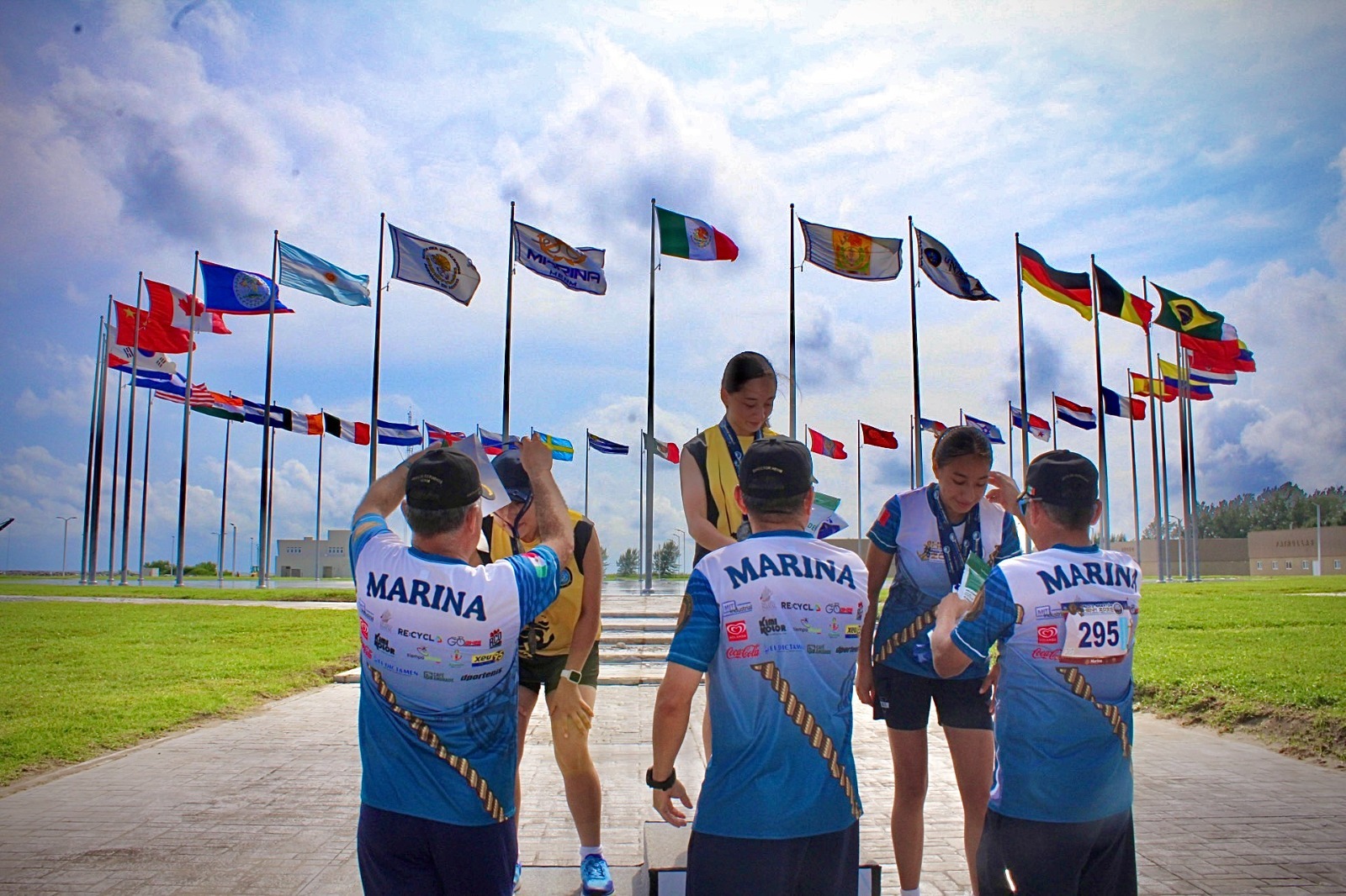 Cerca de mil corredores participan en el Medio Maratón Heroica Escuela Naval Militar 2025