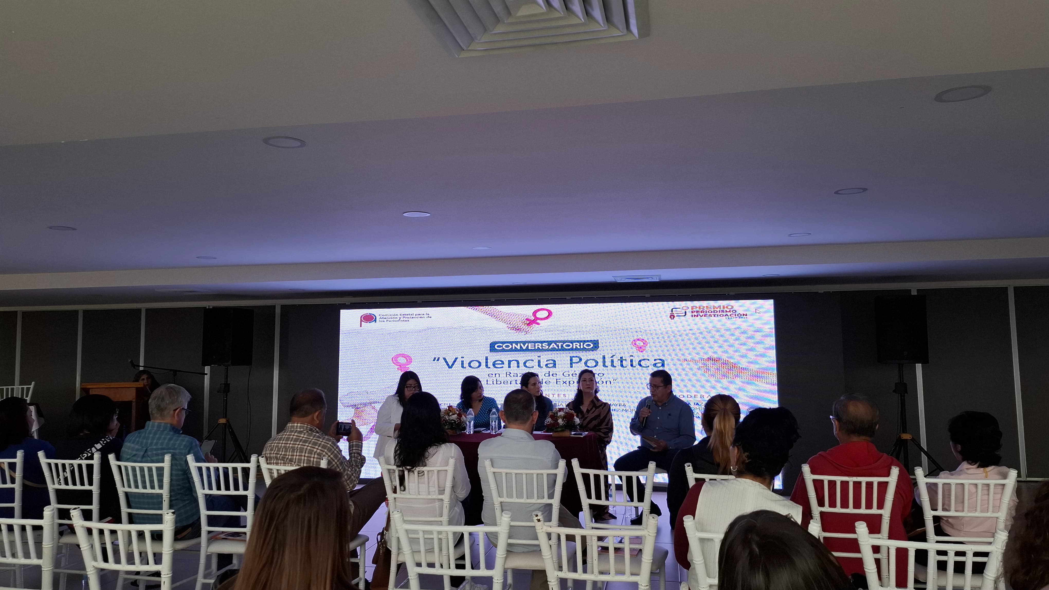 Reportera denuncia agresión en conversatorio de violencia de género