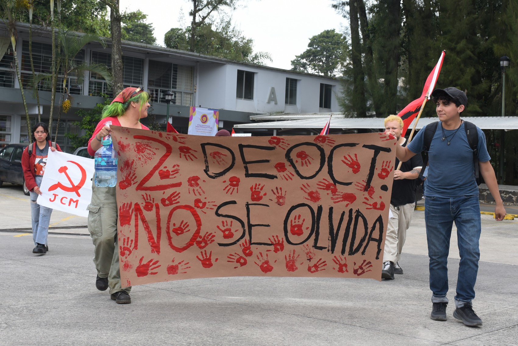 Estudiantes de la UV marchan a 56 años de la matanza de Tlatelolco