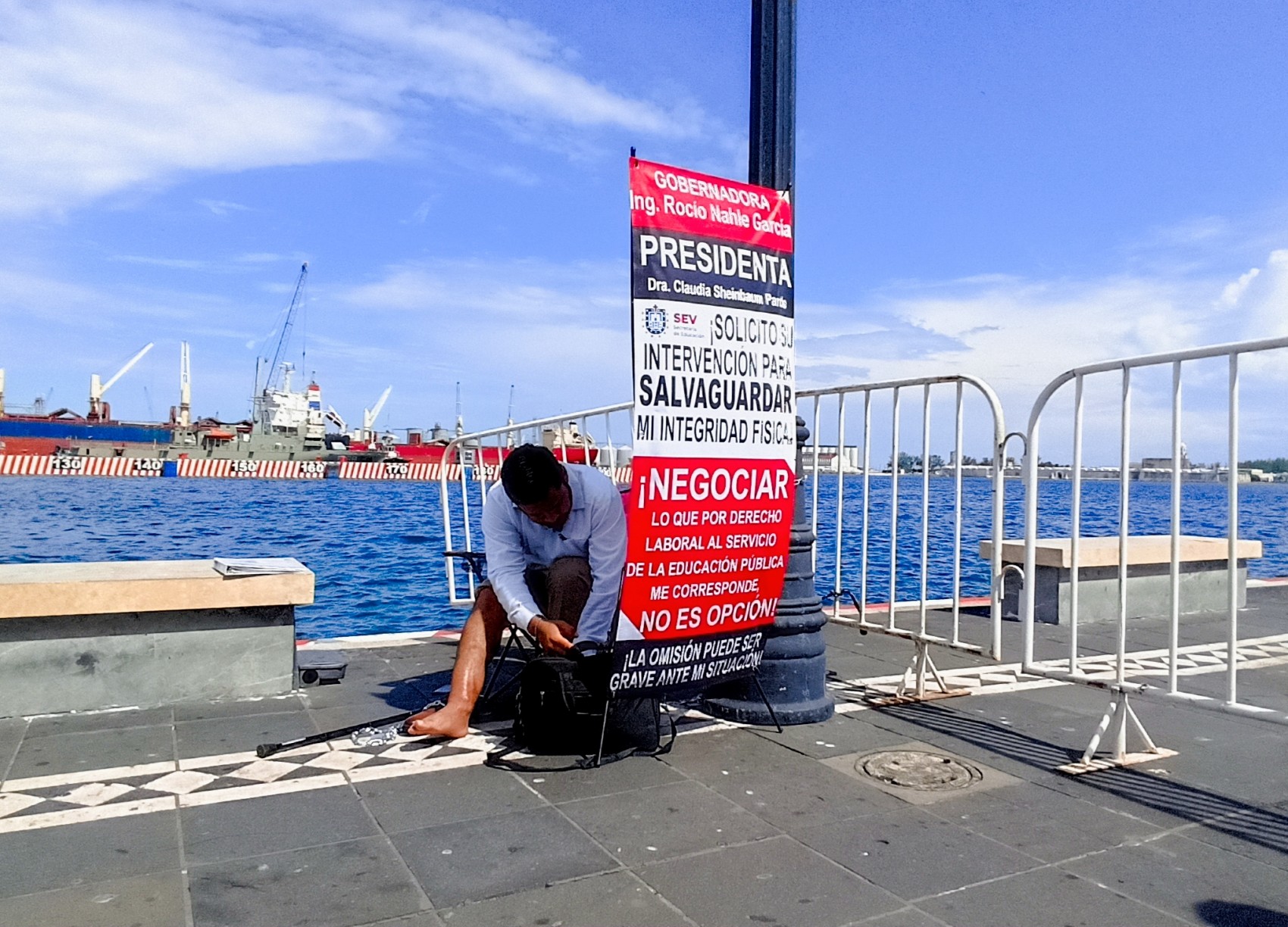 Profesor se encadena en Malecón de Veracruz por seguro de invalidez