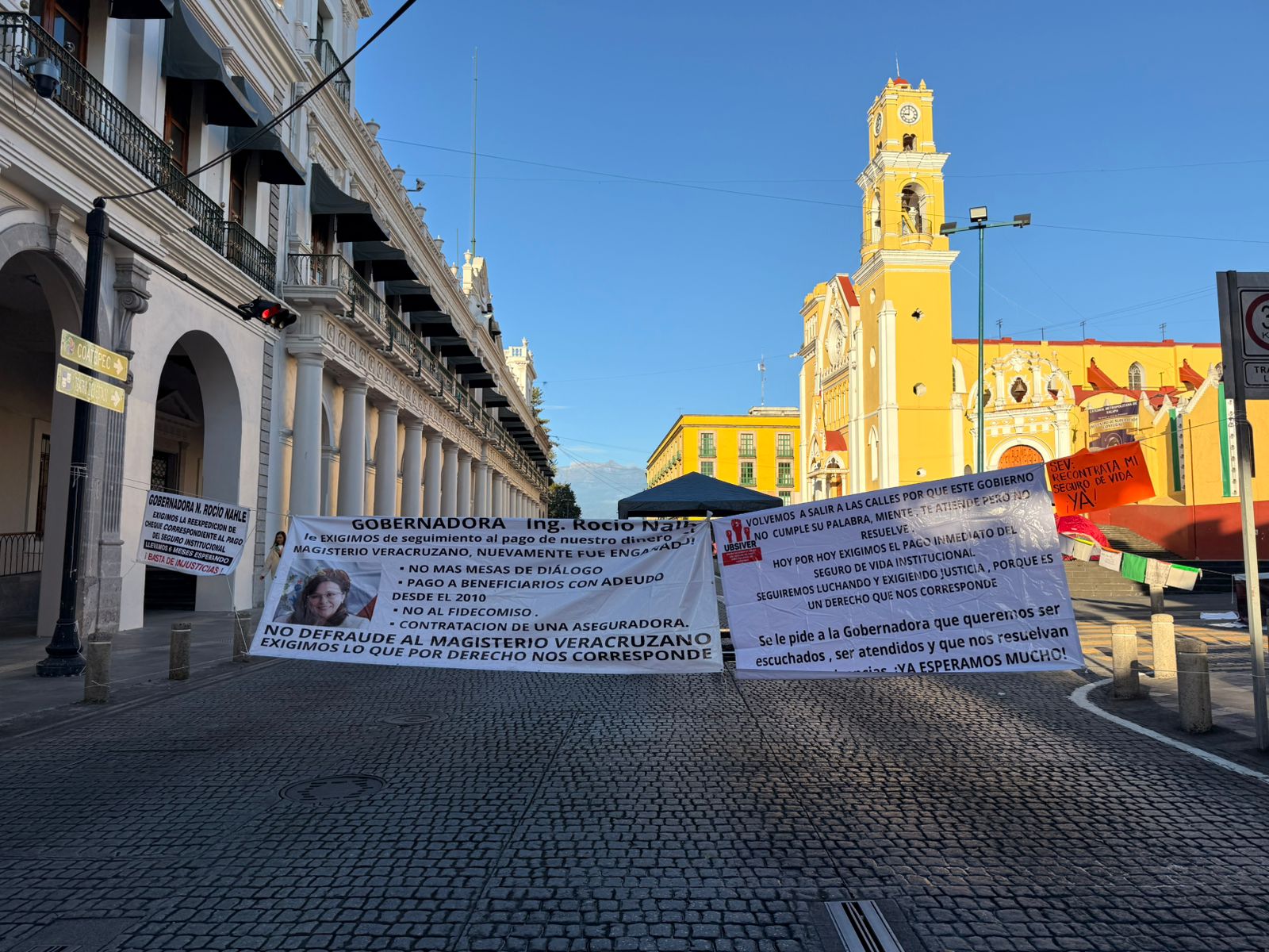 Antimotines desalojan a jubilados que bloqueaban el centro en Xalapa