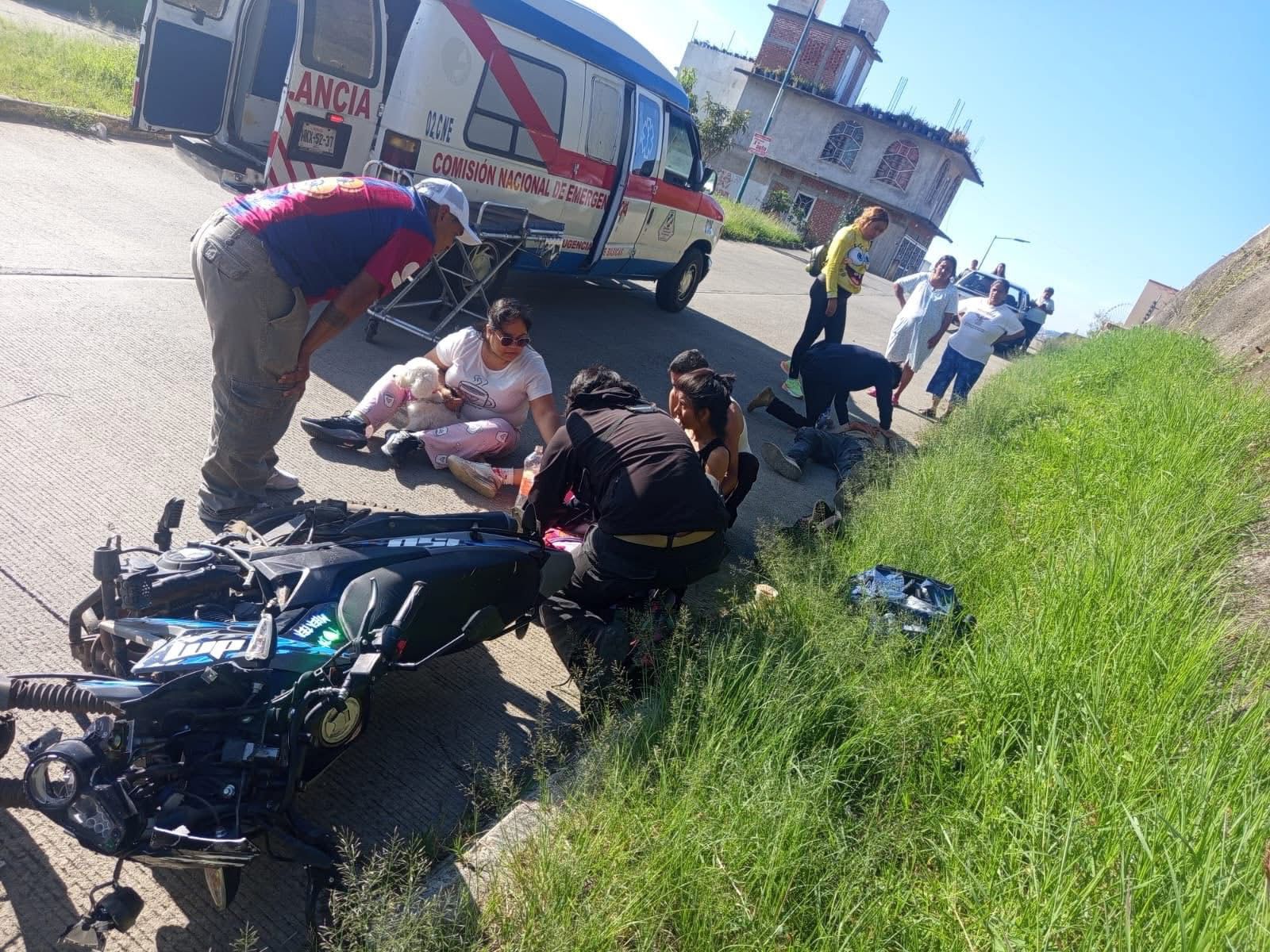 Mujer embarazada y su hija en motocicleta son impactadas por camioneta gasera esta mañana