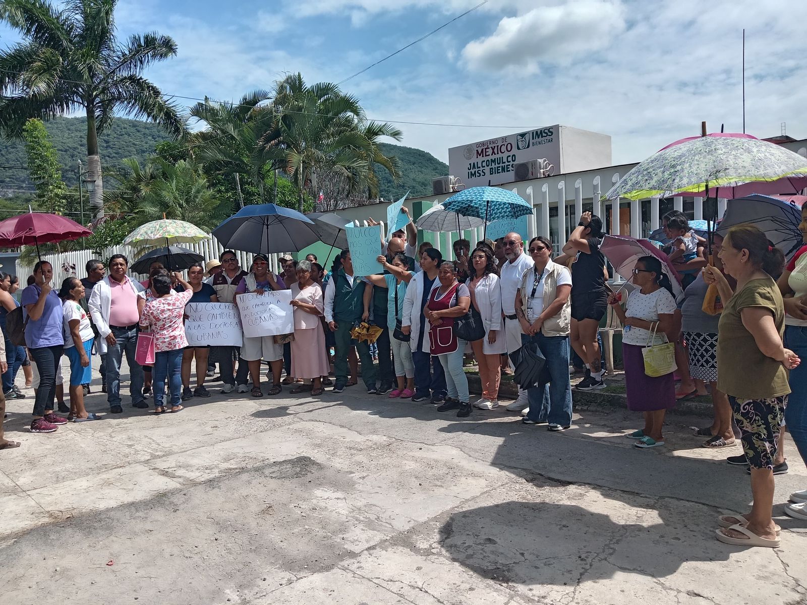 Habitantes de Jalcomulco se oponen al cambio de doctoras cubanas del centro de salud