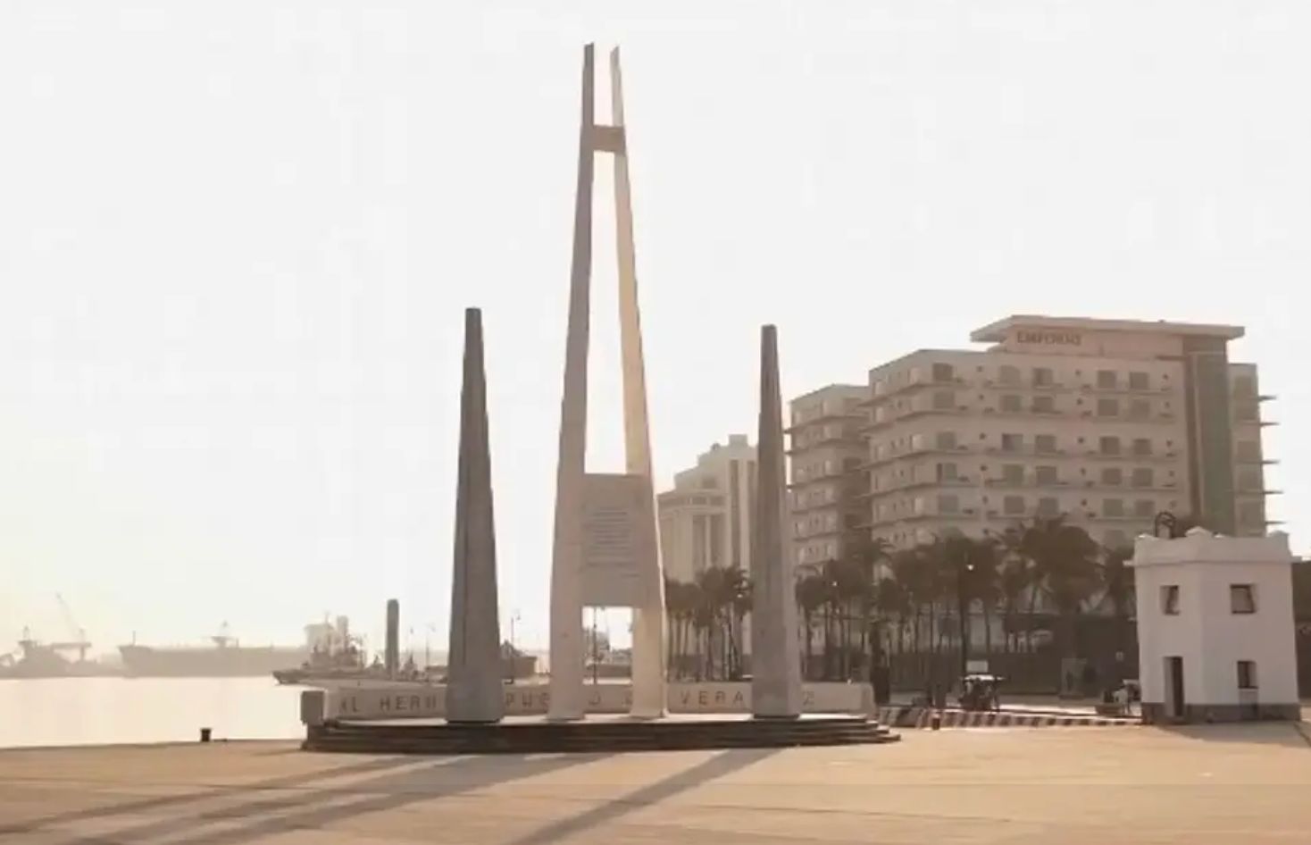 Sheinbaum inaugura la Plaza Heroísmo Veracruzano en el puerto