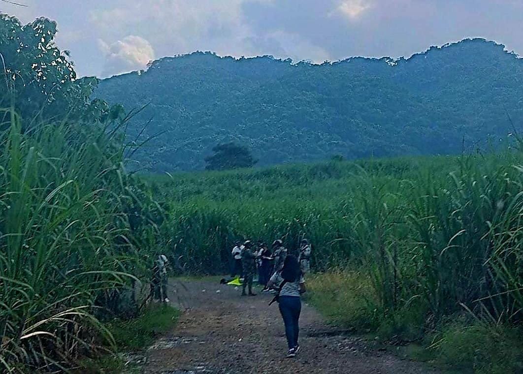 Hallan hombre esposado y asesinado en Omealca