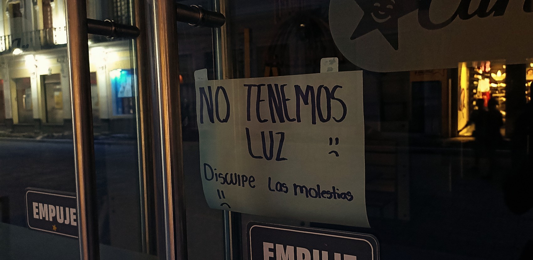 CFE deja sin luz a establecimientos del Centro Histórico de Veracruz por trabajos de mantenimiento correctivo