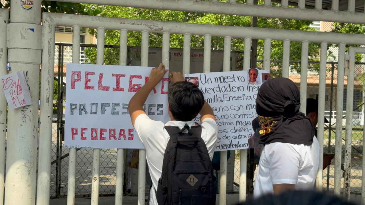 Estudiantes señalan a maestro de acoso en la Esbo de Poza Rica