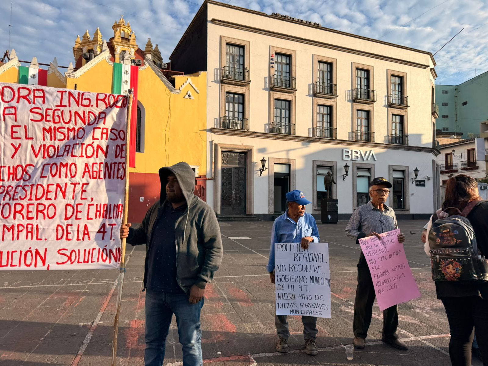Agentes y subagentes municipales de Chalma exigen el pago de cuatro años de salarios