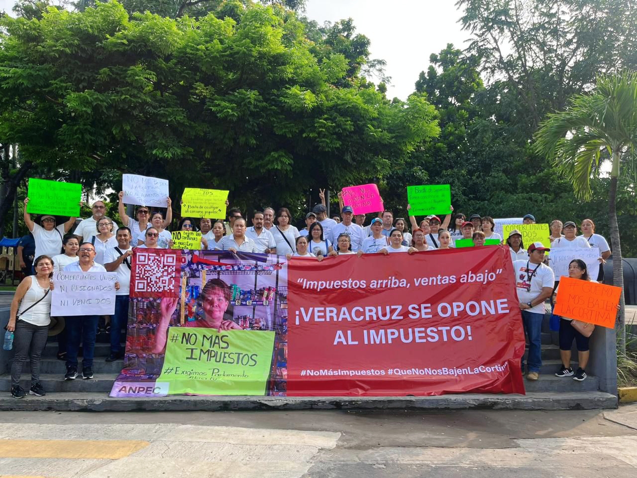 Abarroteros veracruzanos protestan contra aumento de impuestos en México