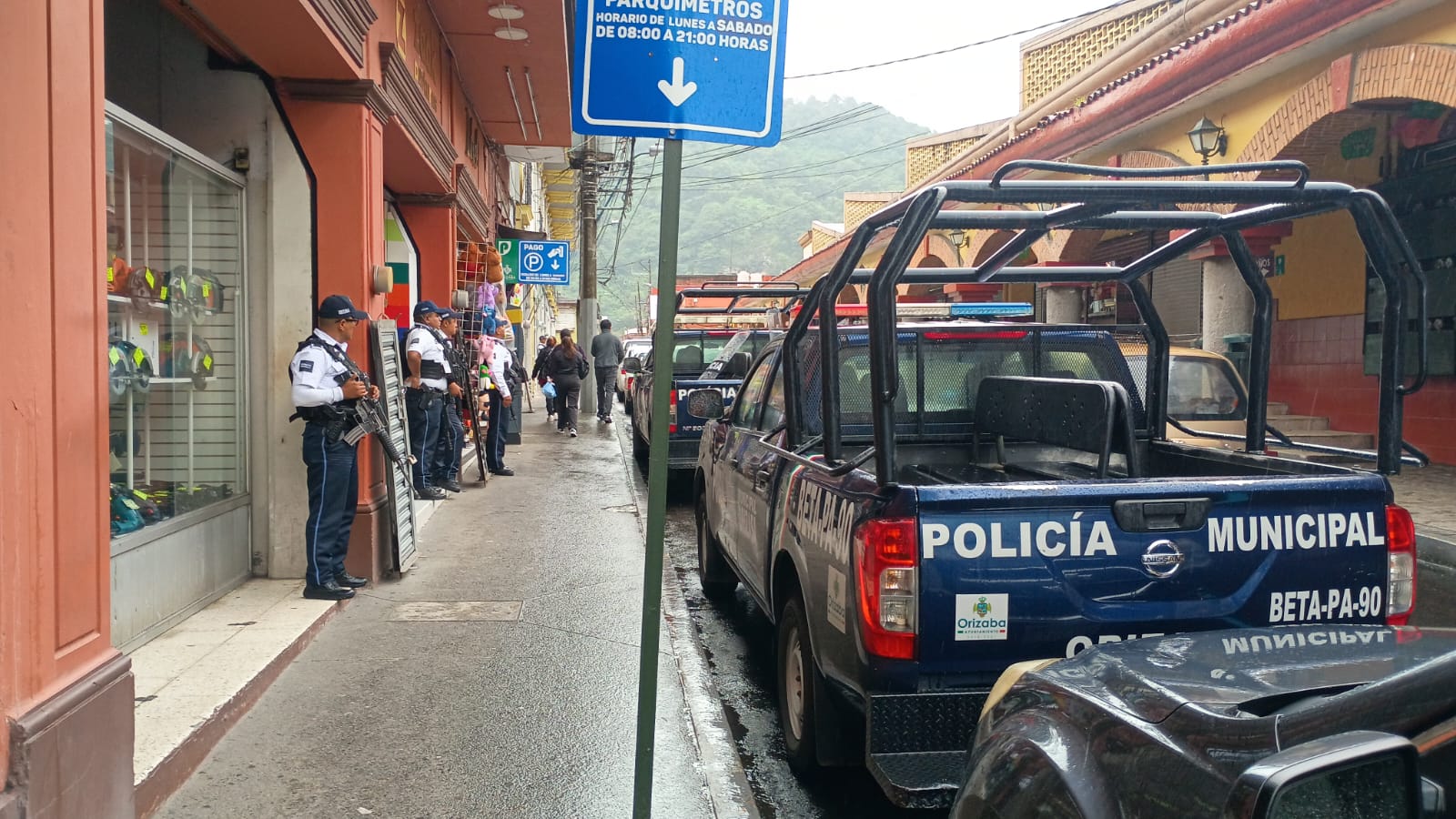 Operativo de desalojo en locales del mercado municipal de Orizaba