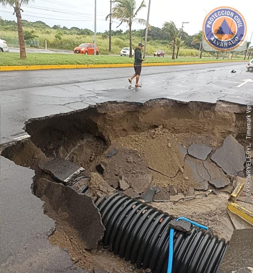 Lluvias dejan deslaves, ríos crecidos y socavones en Veracruz