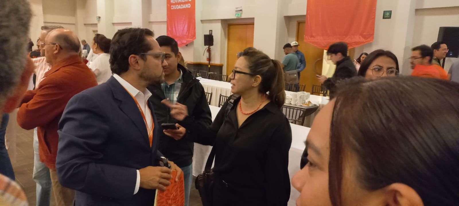 Reaparece ex contralora Mercedes Santoyo en evento de MC, evita dar declaraciones