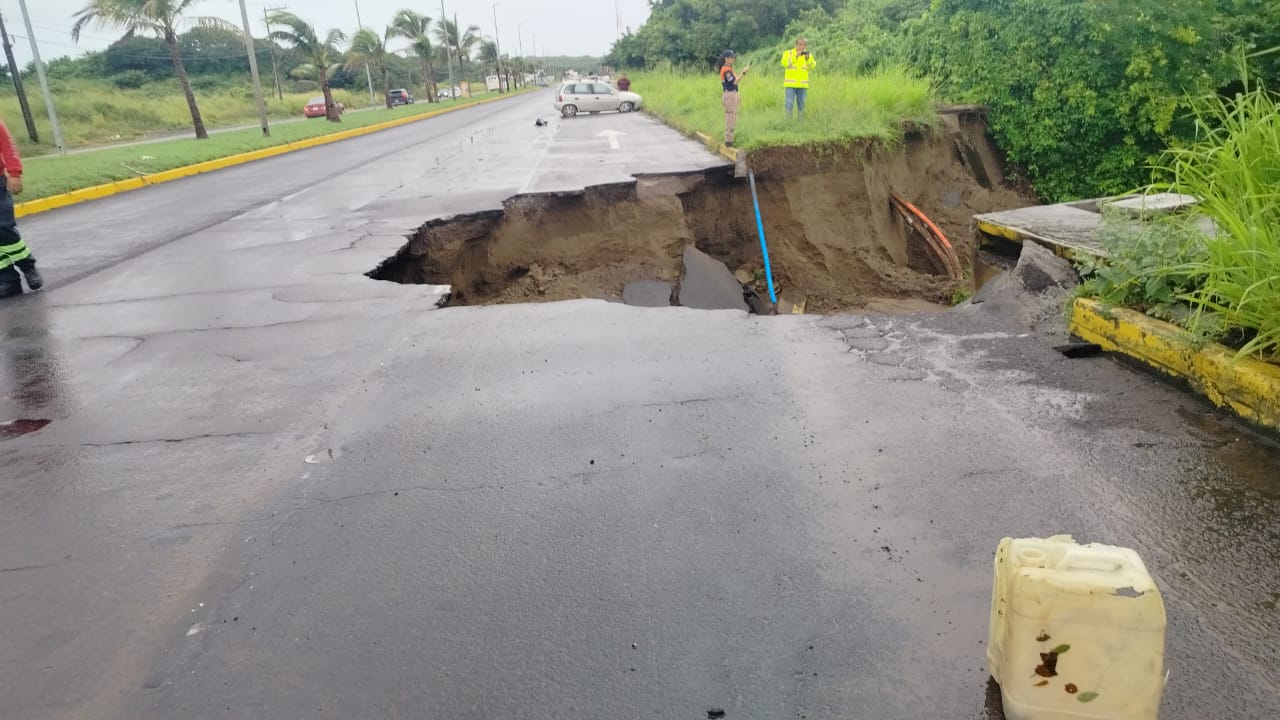 Socavón en la Veracruz–Alvarado; cierran medio carril