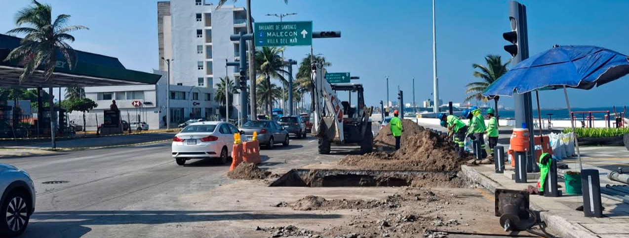 Continúan trabajos por hundimiento en el bulevar Manuel Ávila Camacho en Veracruz