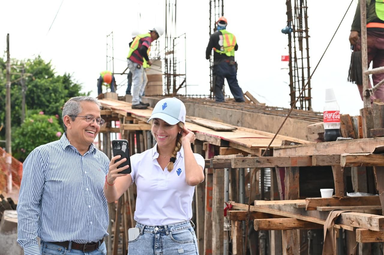 Supervisa la  alcaldesa Paty Lobeira la construcción del nuevo puente peatonal en la avenida Cuauhtémoc frente al IMSS
