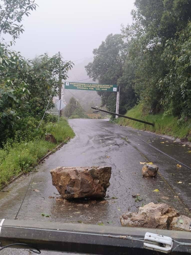 Caída de poste de CFE cierra carretera en Soledad Atzompa