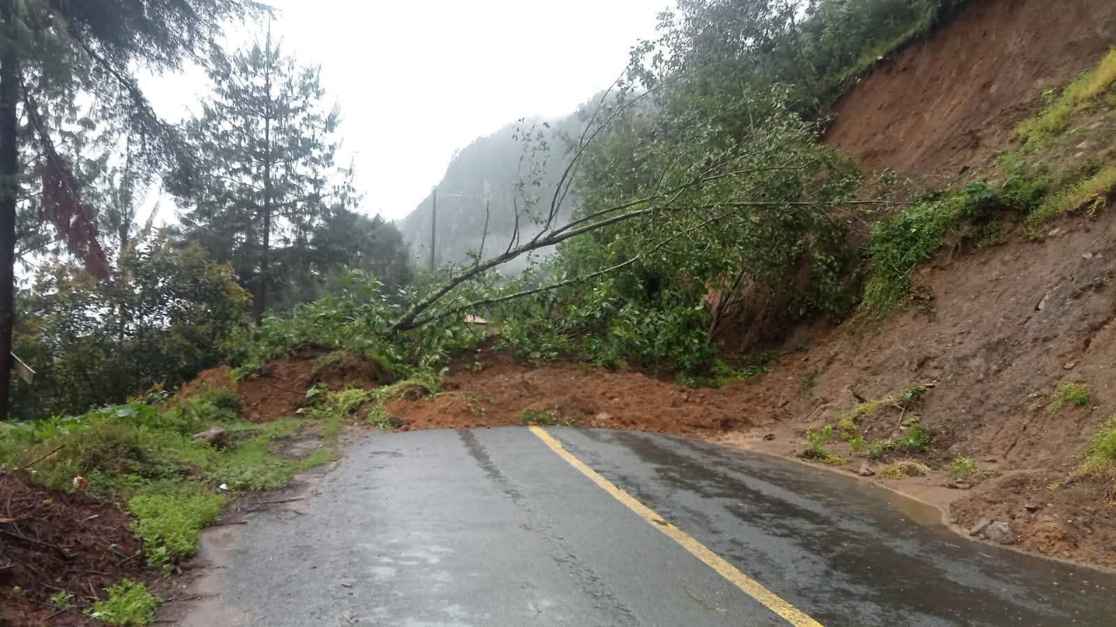 Derrumbe bloquea camino entre Teopantitla y Atotonilco en Calcahualco