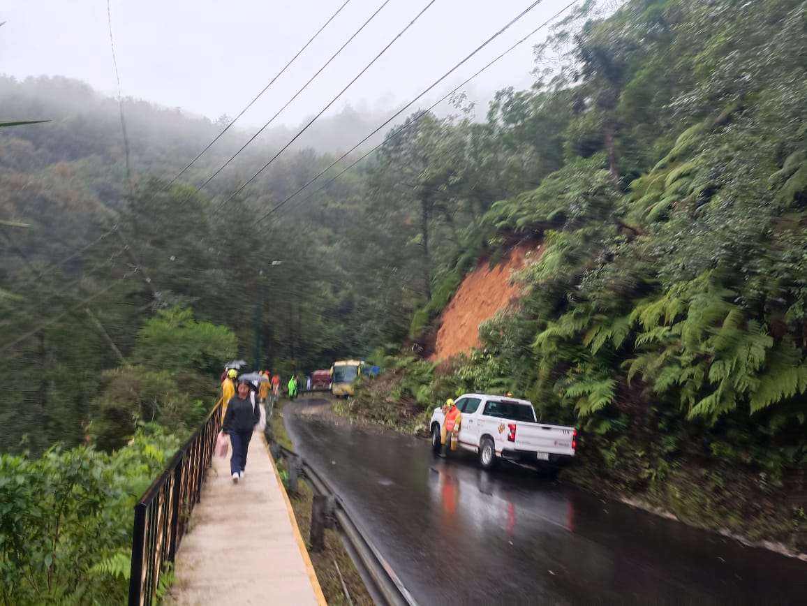Atienden derrumbe en la carretera Orizaba-Zongolica