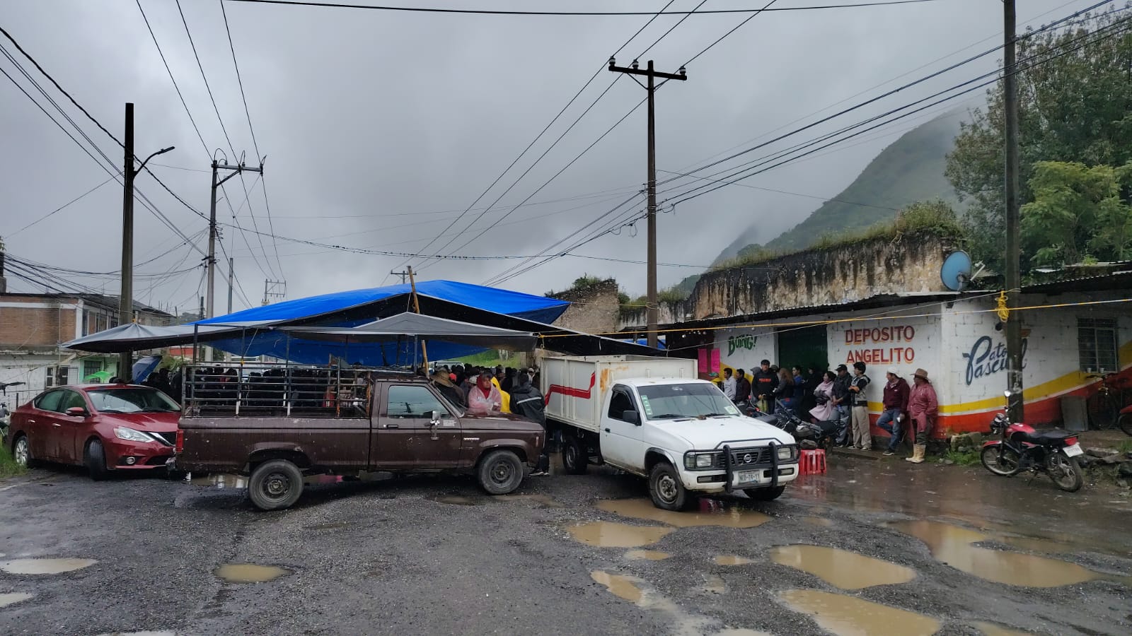 Con bloqueo exigen rehabilitación de la carretera federal Orizaba-Tehuacán, tramo Mendoza-Ojo Zarco