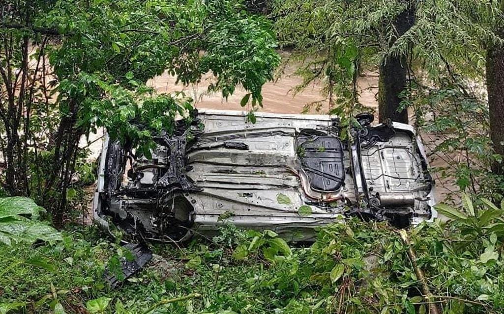 Desvalijan y arrojan camioneta al Río Blanco, a orillas de la autopista Orizaba-Puebla