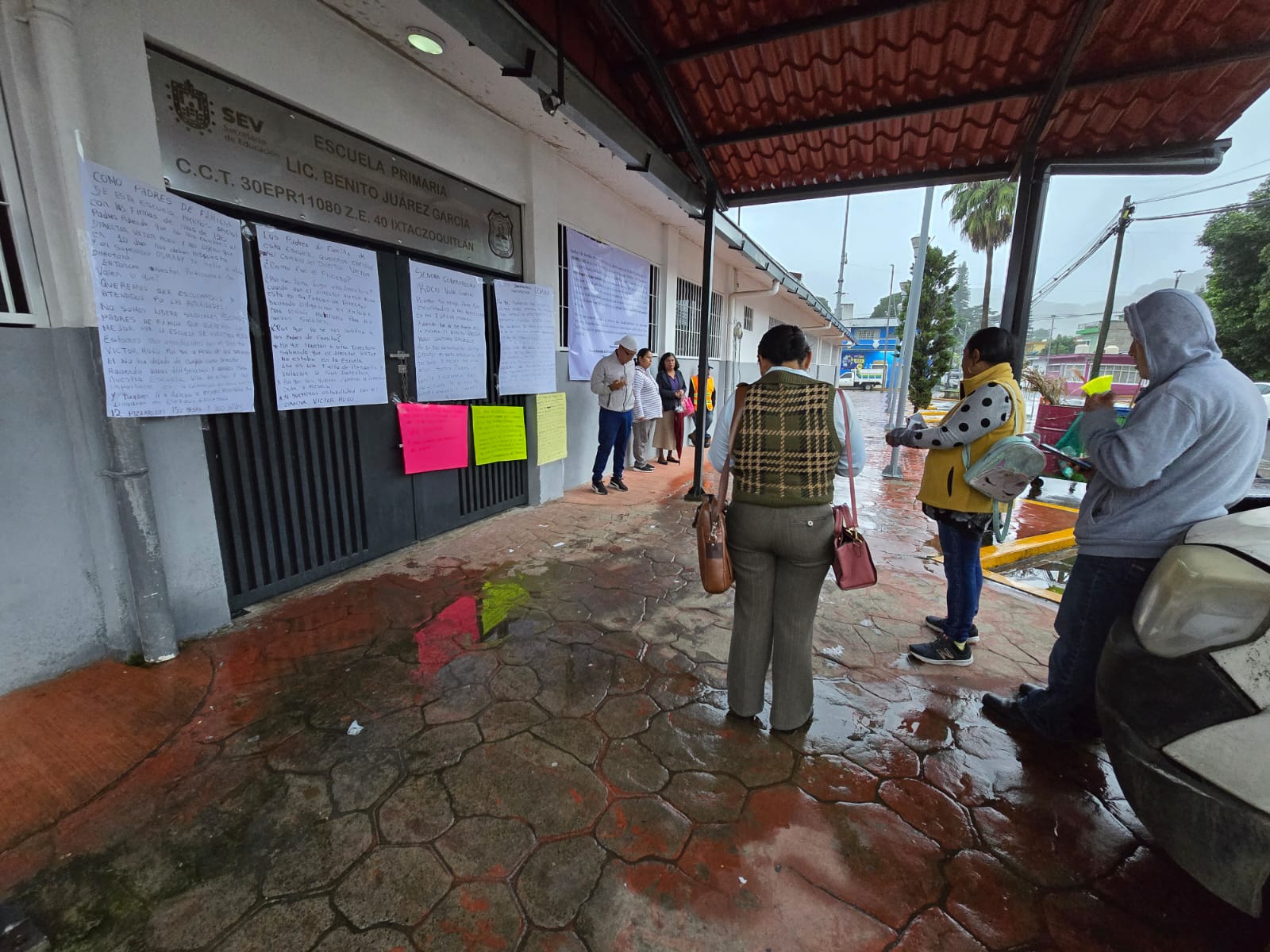 Padres toman primaria en Ixtaczoquitlán por cambio de director
