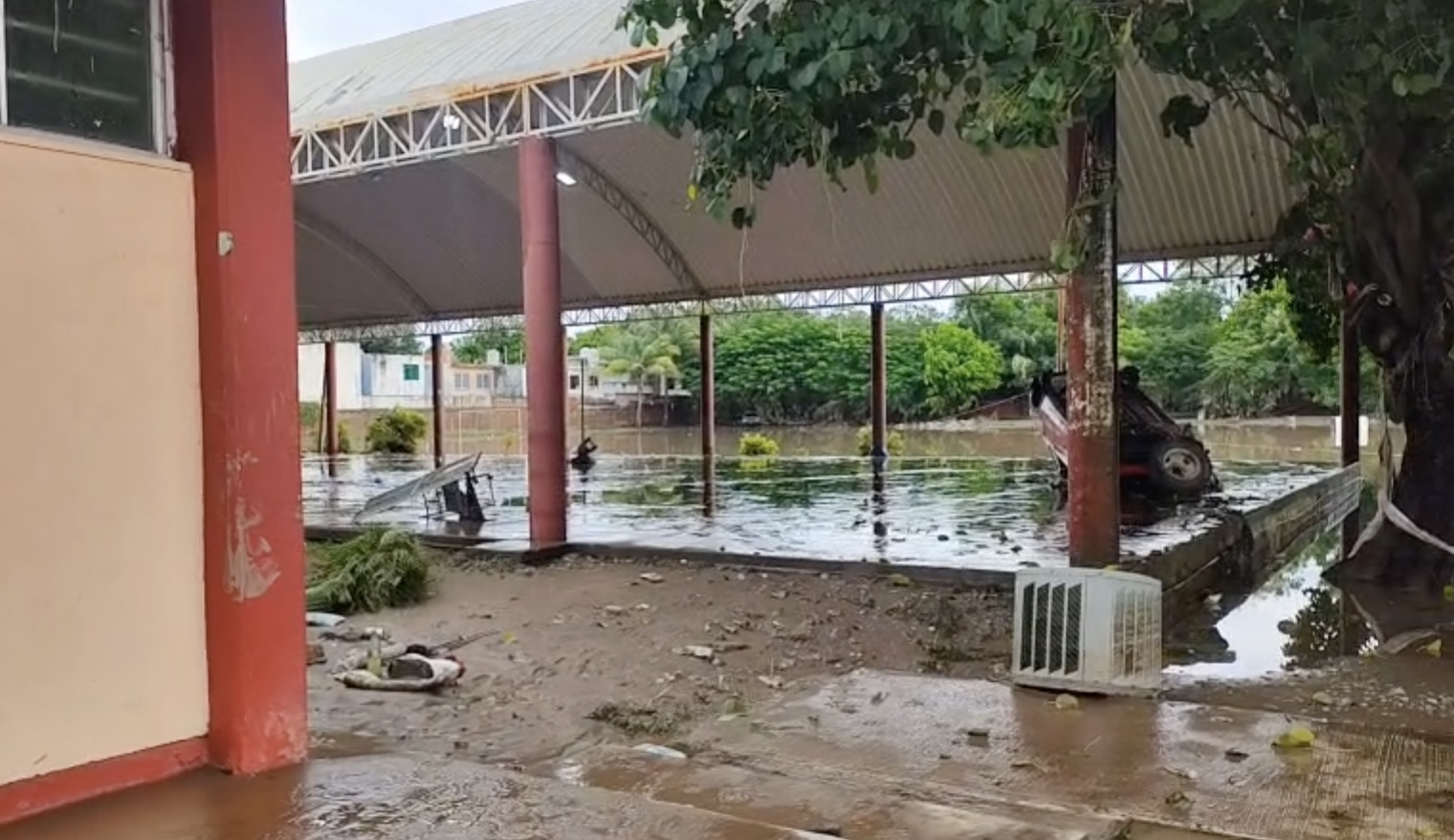 Autos arrastrados por el río Cazones destruyen secundaria en Poza Rica