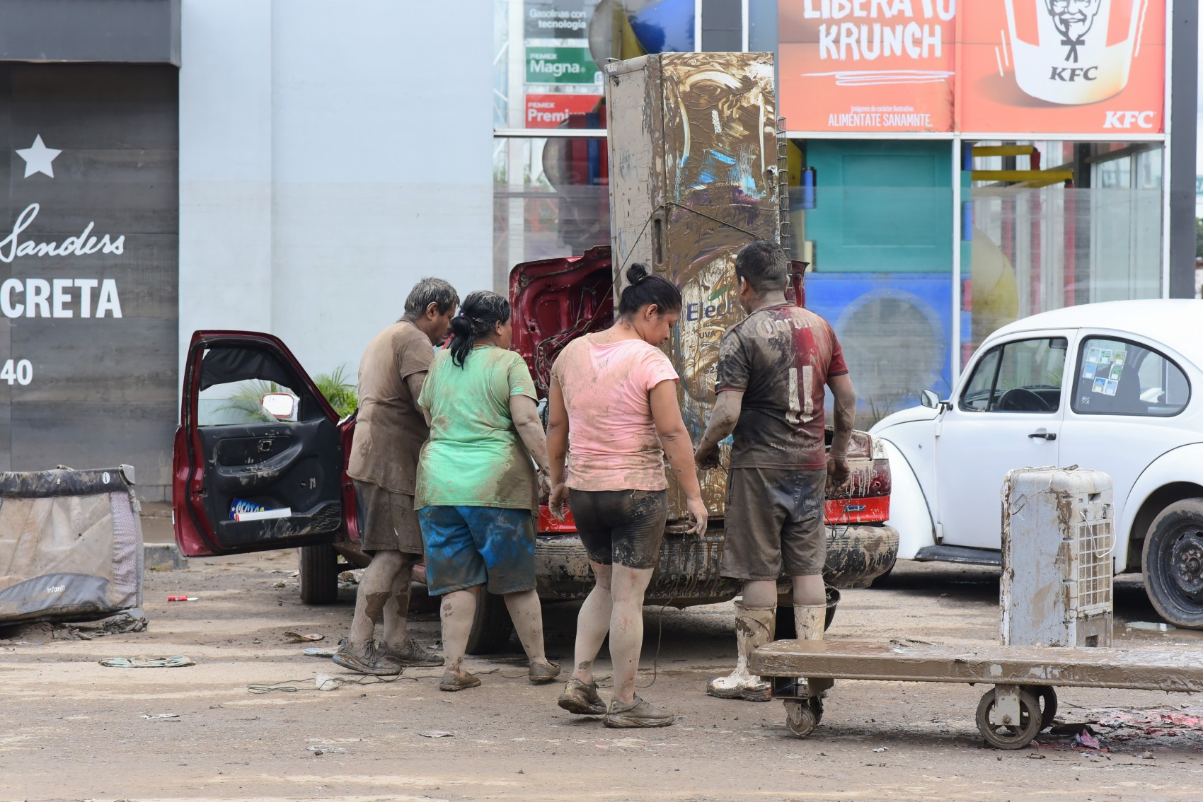 Tras las inundaciones, familias del norte de Veracruz regresan a buscar entre el lodo lo que el agua les arrebató