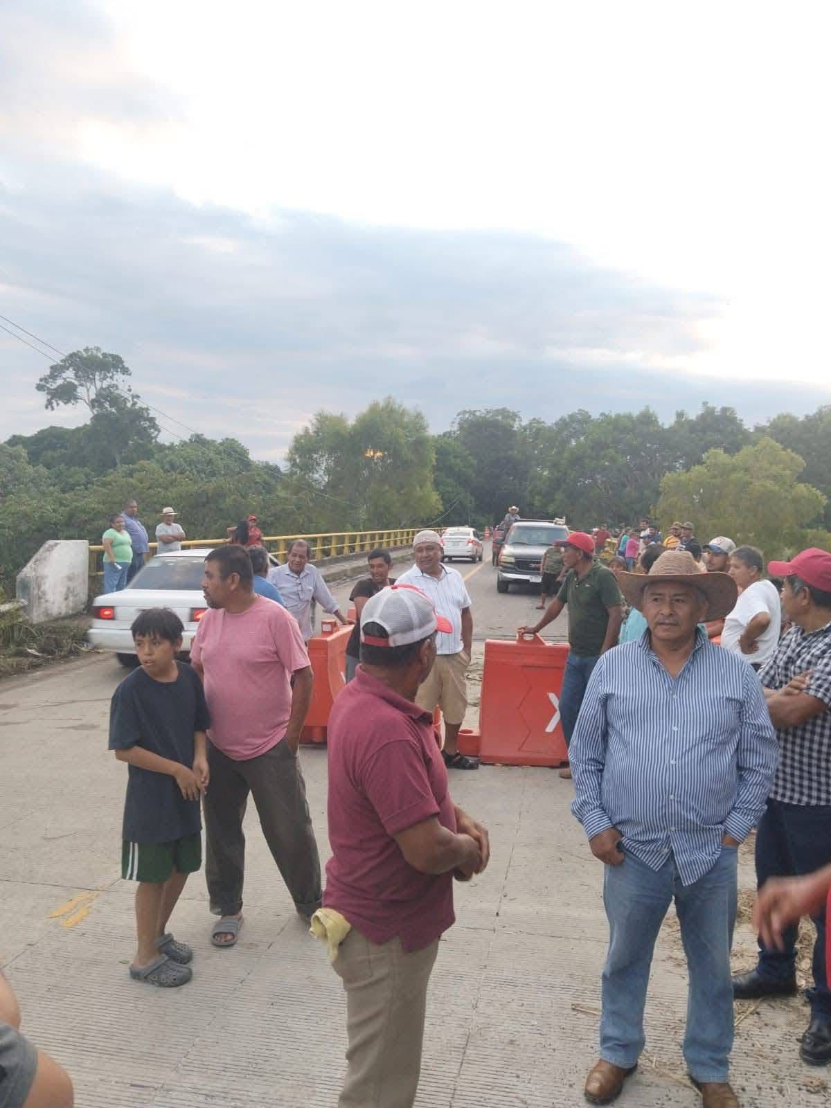 Vecinos de Tihuatlán exigen a Pemex reparación de socavón en el puente La Concepción