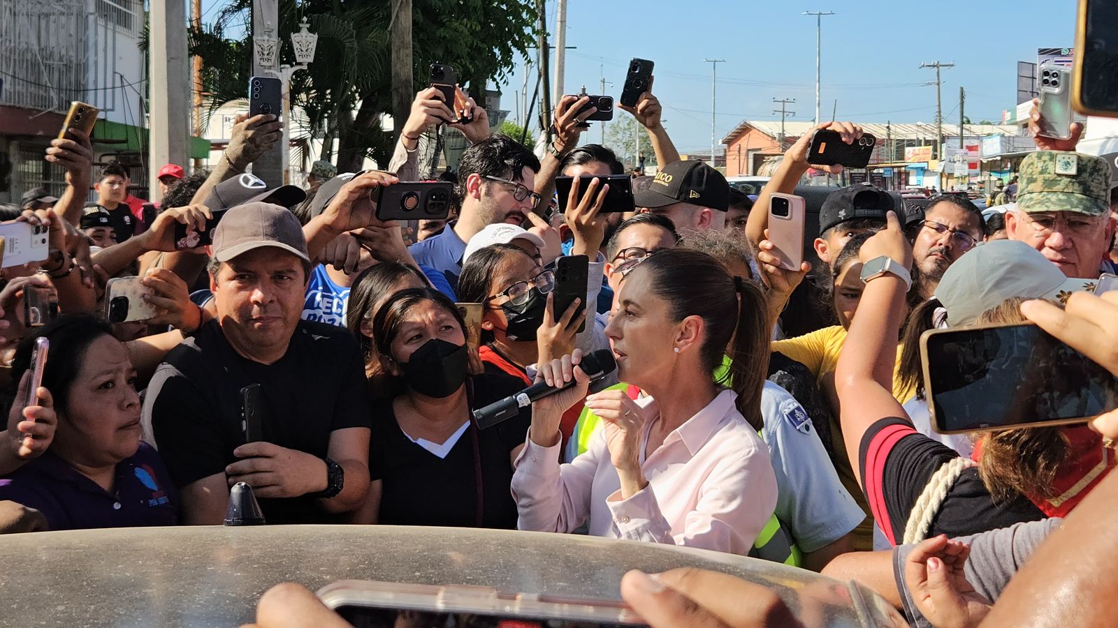 Entre reclamos Claudia Sheinbaum visita Poza Rica para evaluar daños por inundaciones
