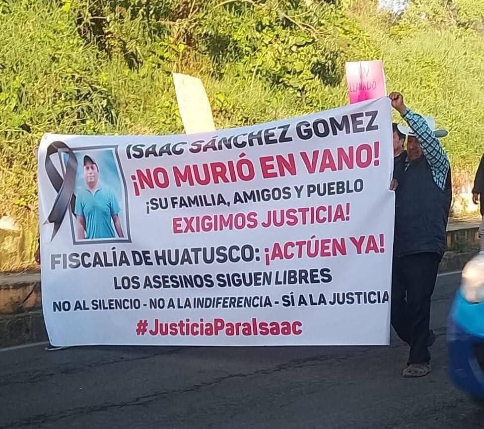 Con bloqueo exigen Justicia para joven asesinado en Coscomatepec, presuntos culpables andan libres