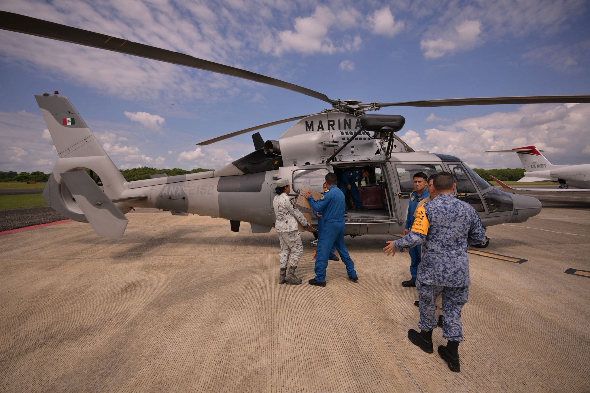 Parten 12 aeronaves con ayuda humanitaria a municipios incomunicados