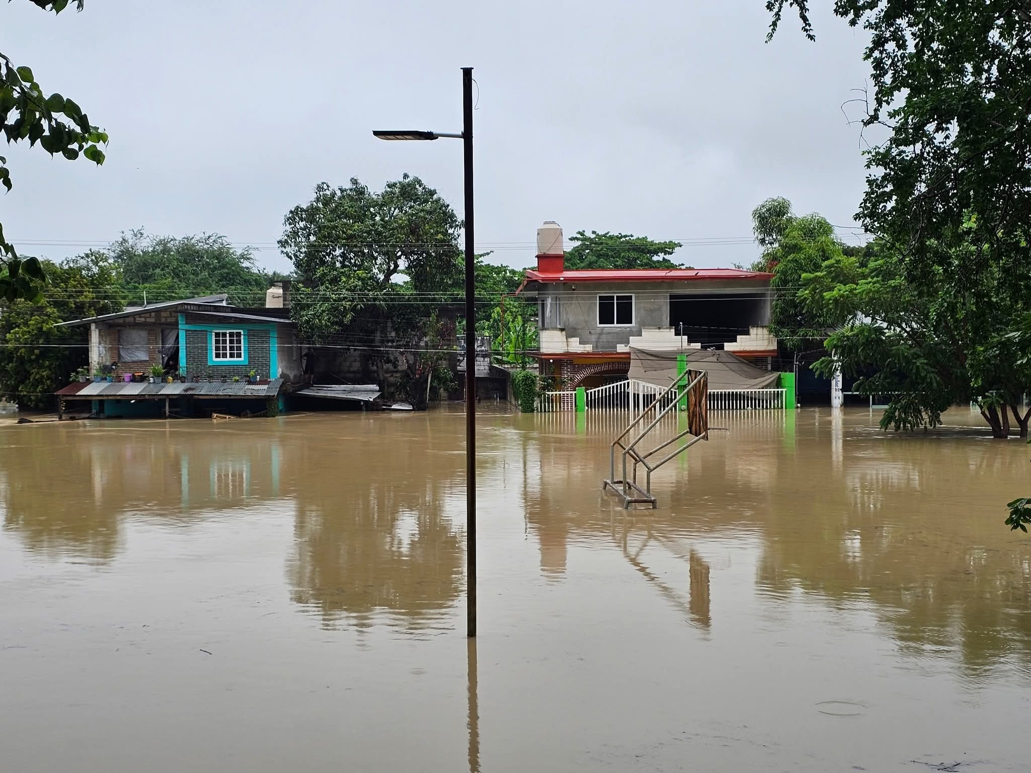 Salimos en un congelador para no ahogarnos: habitantes de Álamo narran cómo los alcanzó la inundación