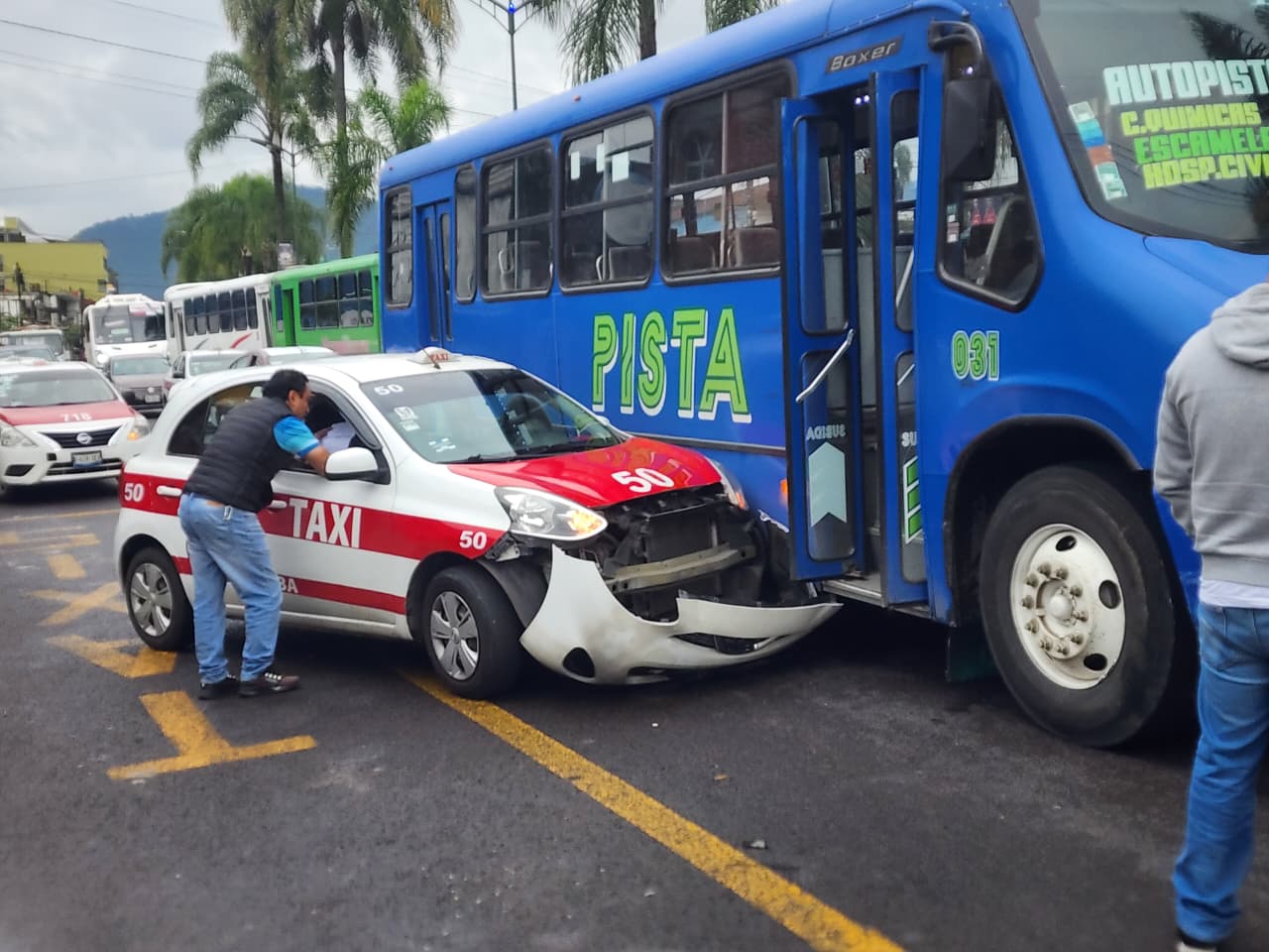 Chocan urbano y taxi en pleno centro de Orizaba