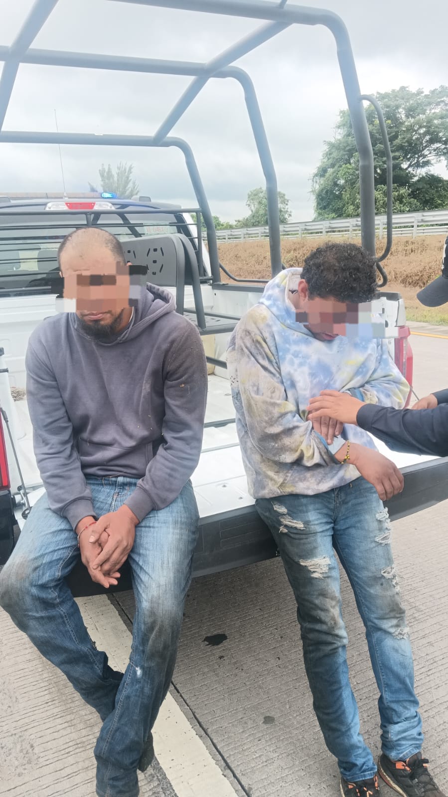 Asaltan y abandonan en la autopista Córdoba-Veracruz a dos operadores de tráiler cargado de cerveza