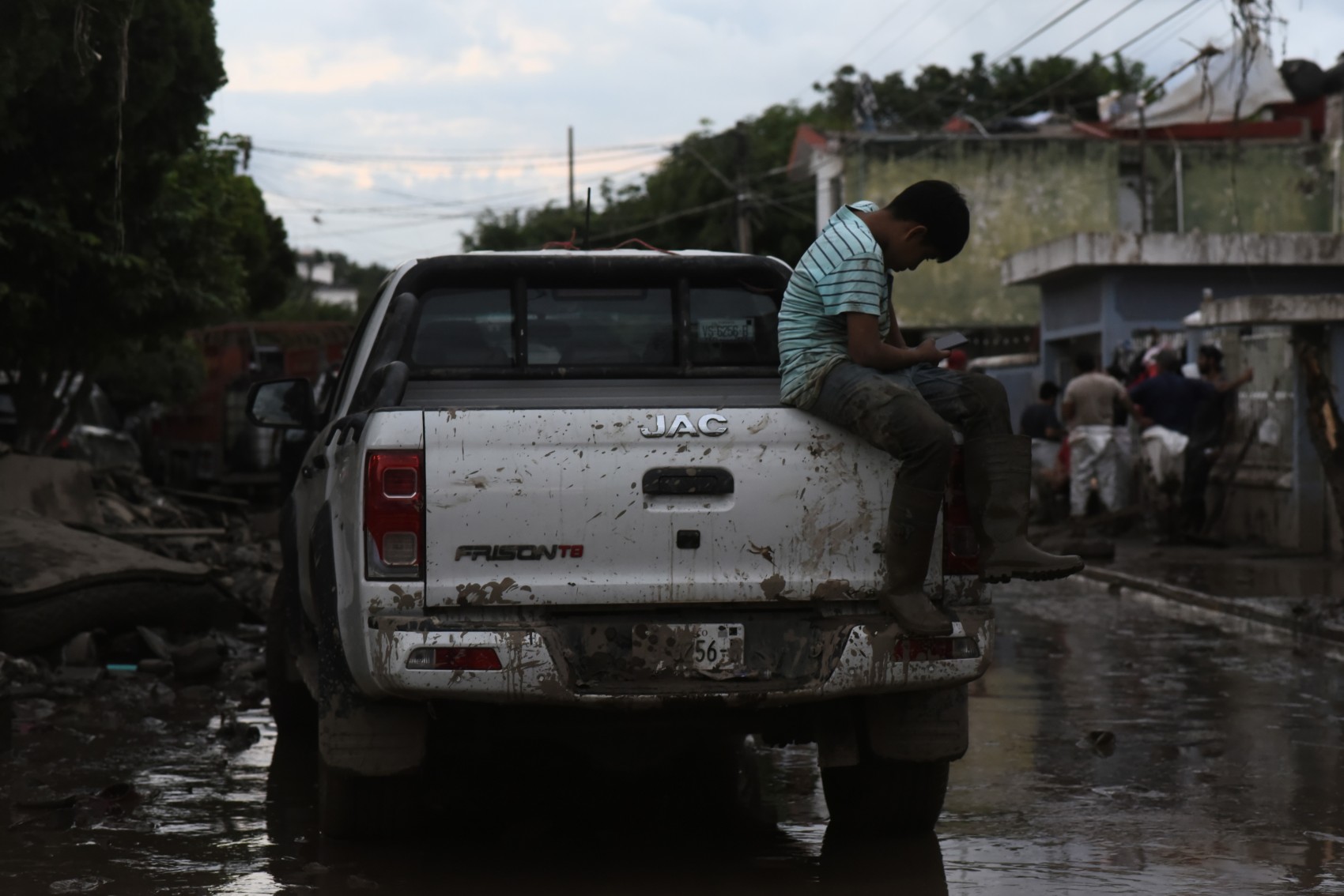 Veracruz atiende emergencia sin límite de recursos, dice Nahle