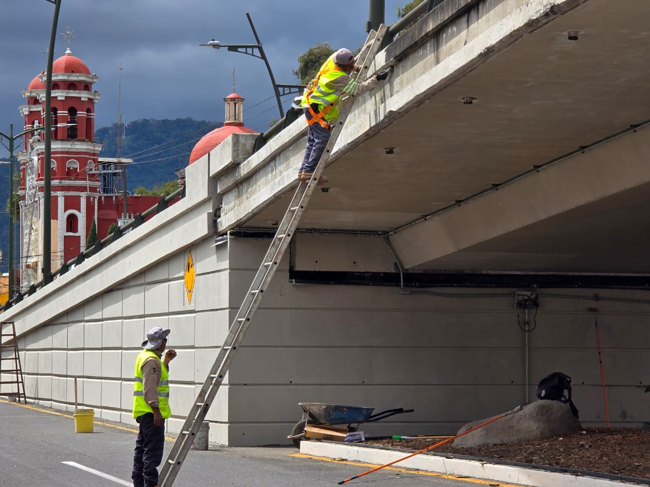 Trabajador del ayuntamiento de Orizaba cae al realizar trabajo de mantenimiento en el puente atirantado