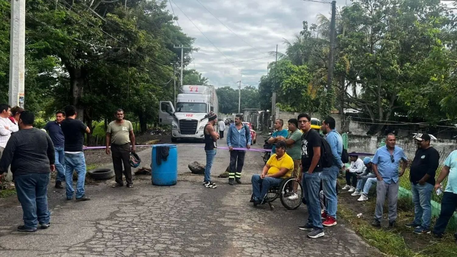 Mototaxistas bloquean carretera en Veracruz rural