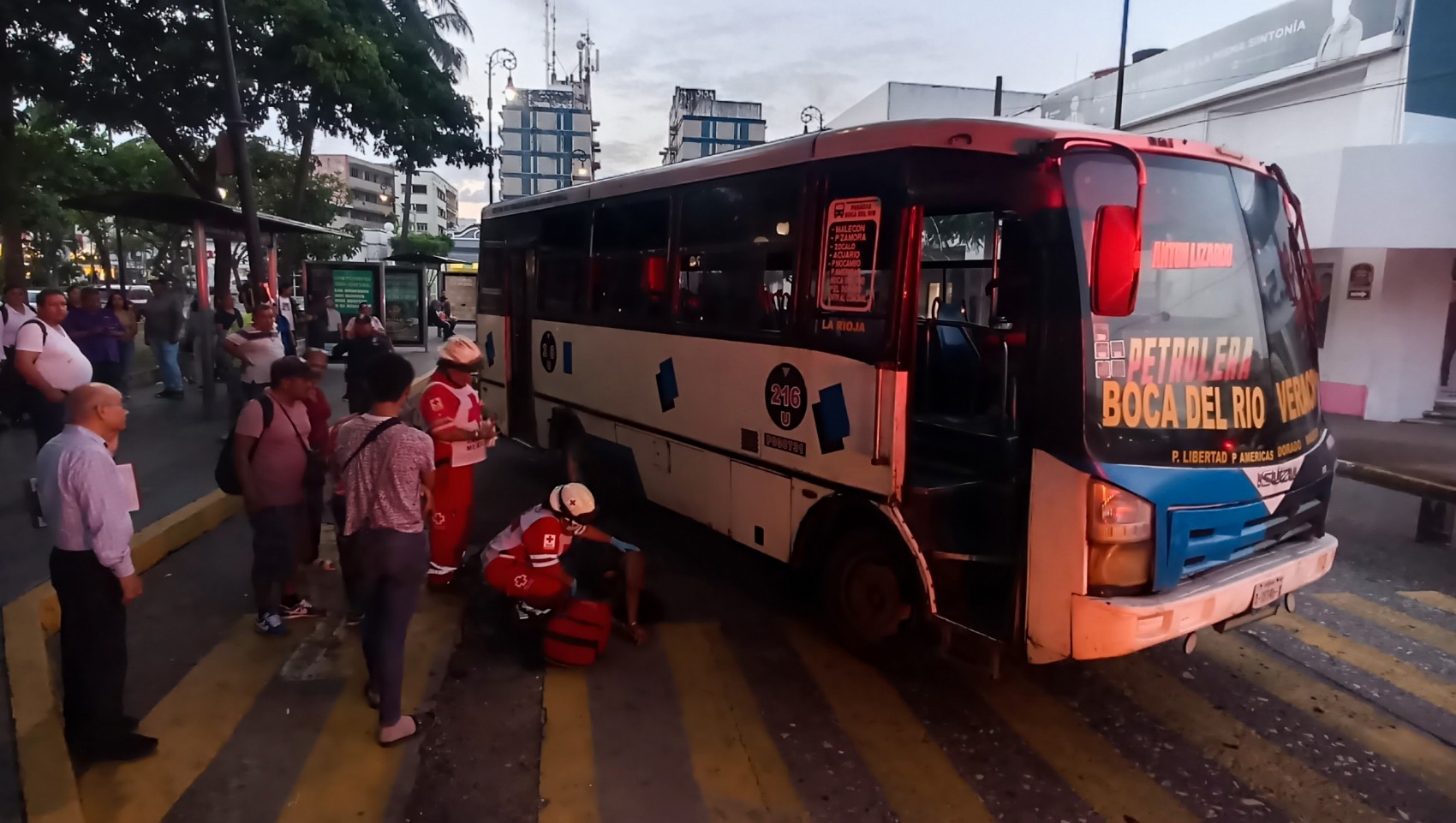 Atropella unidad del transporte público a checadora en el Tranvía del Recuerdo de Veracruz