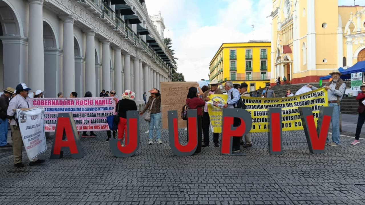 Jubilados y pensionados reiteran su exigencia de pago de seguro institucional