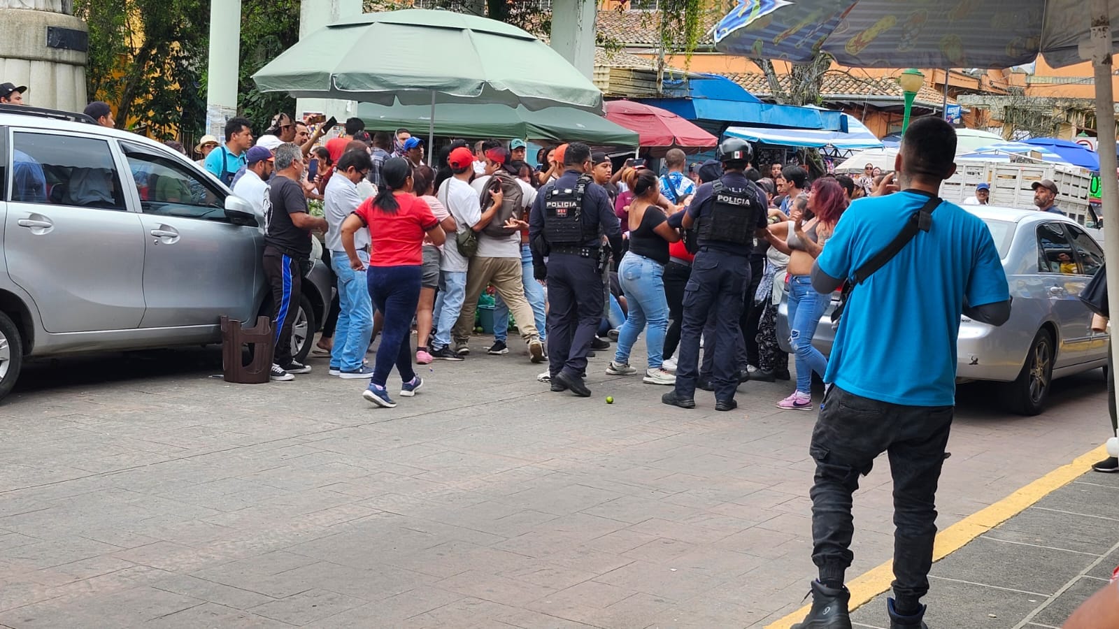 Comerciantes cierran la carretera Coatepec-Xico, exigen liberación de lideresas