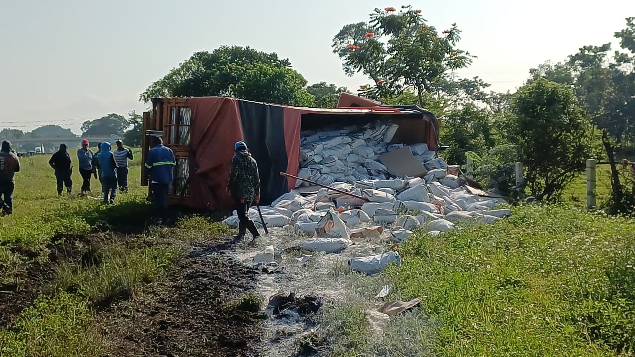Vuelca tortón cargado con harina en la autopista Córdoba-Veracruz