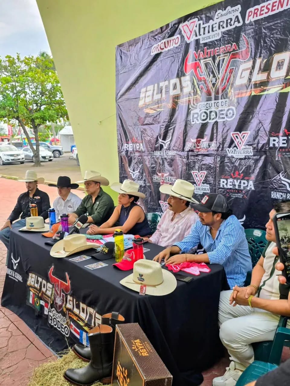 Presentan Rodeo Salto de Gloria en la Expo Feria Ganadera Ylang Ylang.