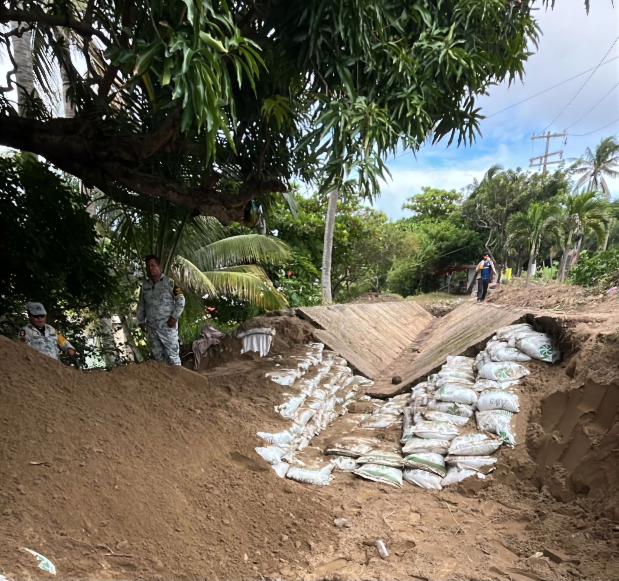 Atiende gobierno municipal situación del canal sonora en la colonia Petrolera