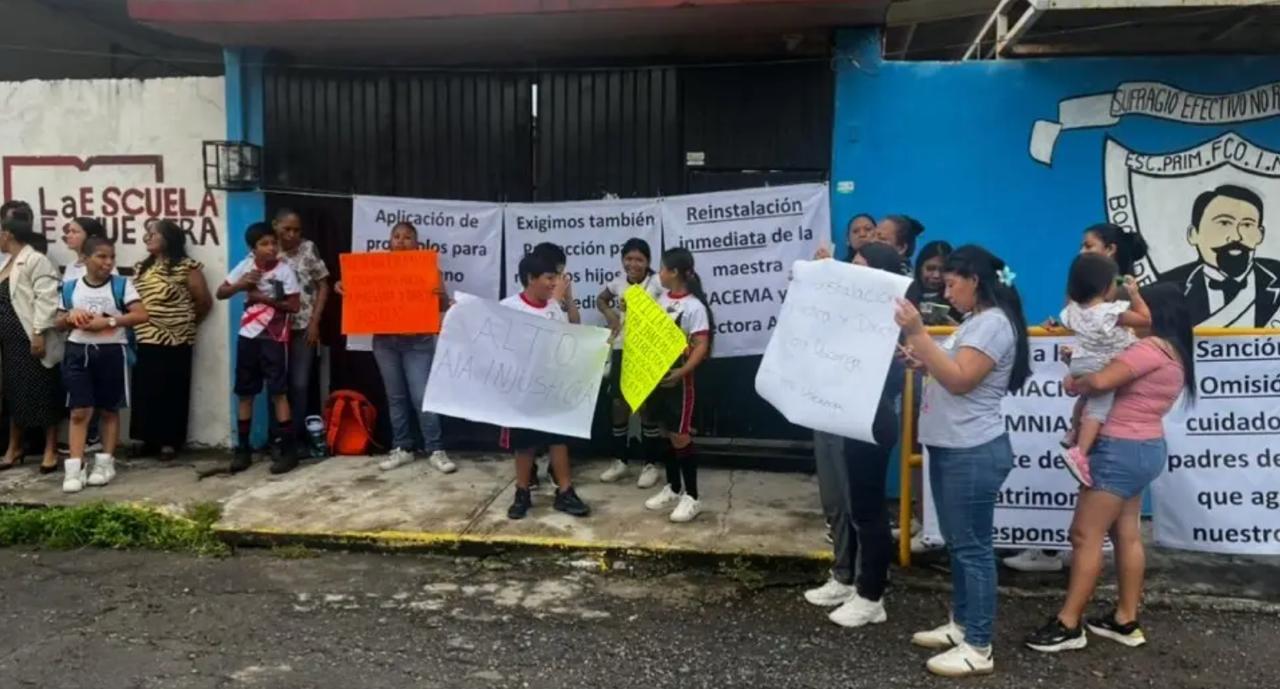 Padres toman primaria en Boca del Río; exigen reinstalación de directora y maestra