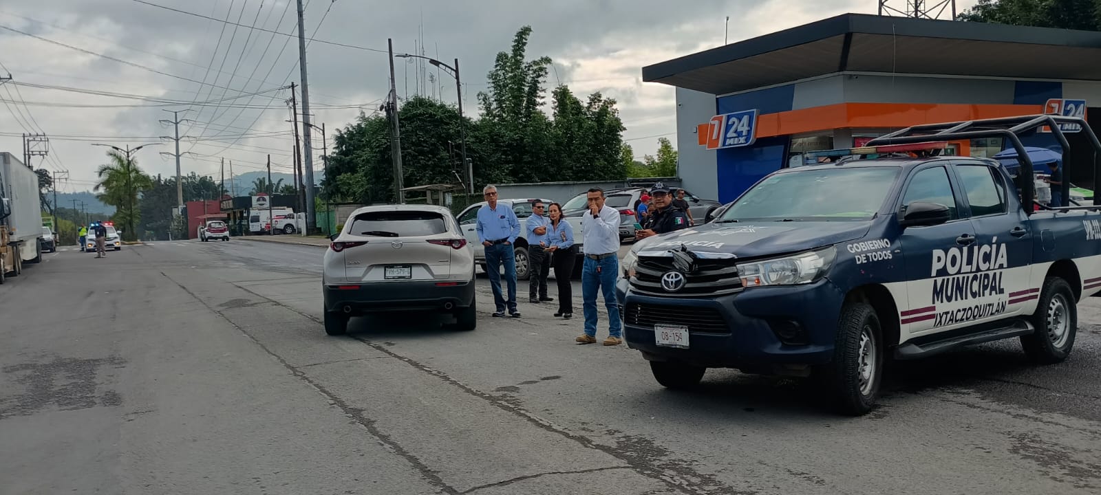 Patrulla de la Policía Municipal de Ixtaczoquitlán impacta camioneta particular