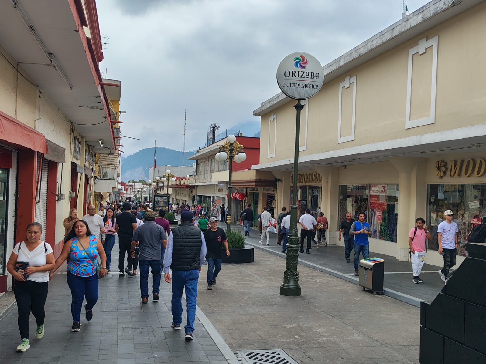 Obra municipal provoca caos comercial por caída de internet en el centro de Orizaba