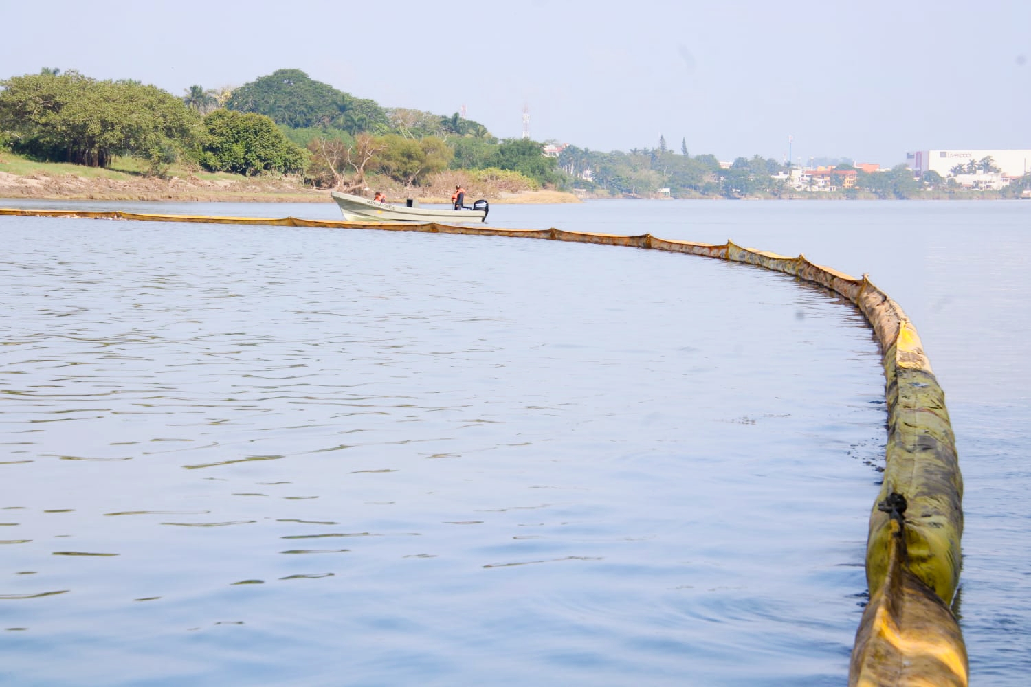 Capitanía de Puerto suspende la navegación interior en el río Tuxpan por presencia de hidrocarburo