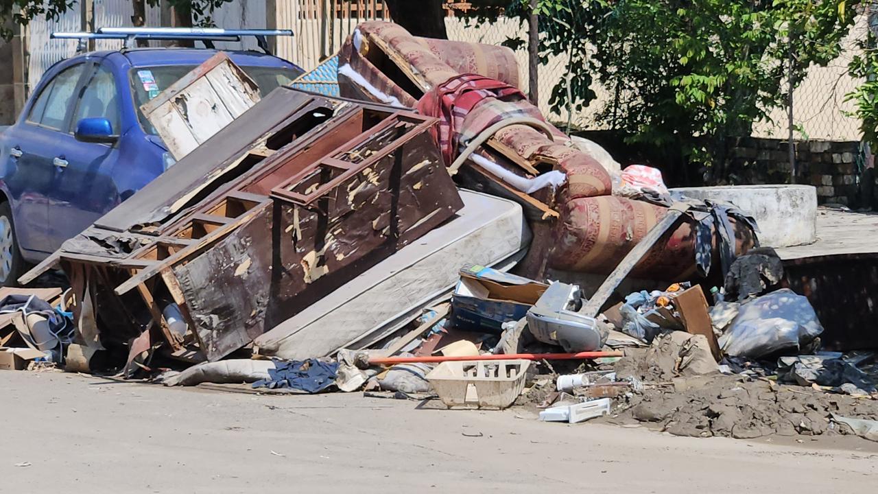 Vecinos bloquean calles con desechos de la inundación, se quejan de foco de infección